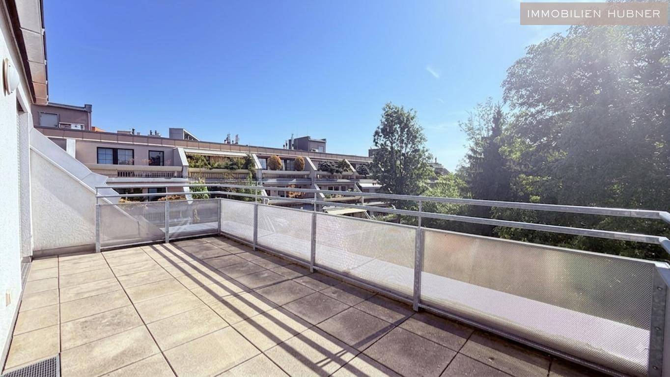 Top floor Dachgeschosswohnung with large terrace and quiet courtyard