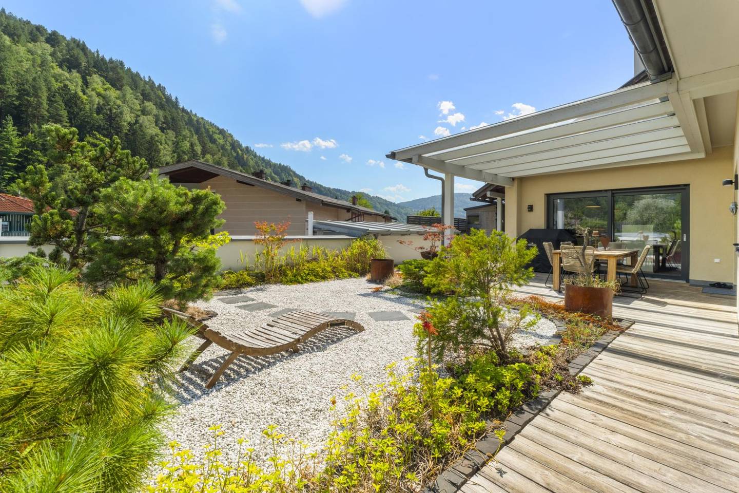 Apartment with expansive terrace and mountain view