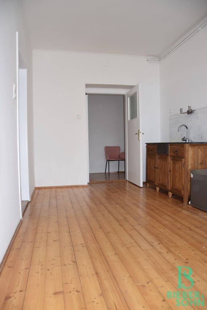 Sunny 2-room apartment ideal also as office or practice near the center