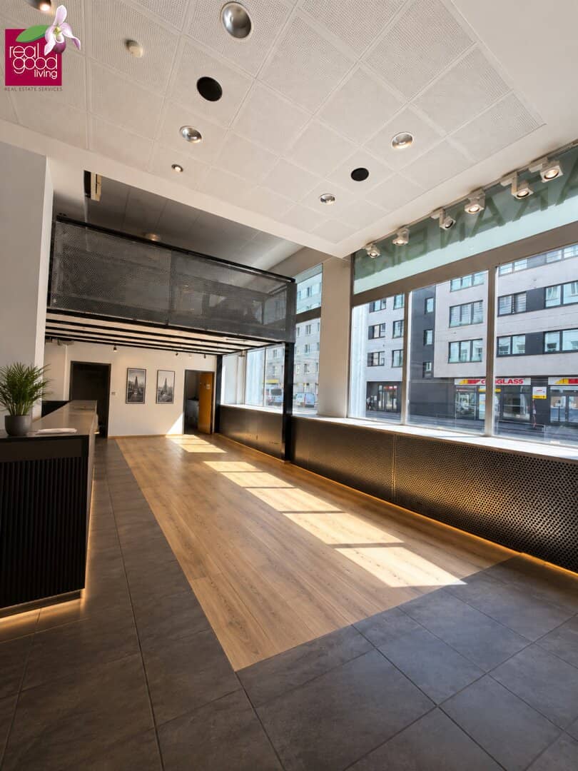 Top commercial space on Rennweg | 132 m² | Large display front | Gallery | Gastronomy possible | No goodwill payment