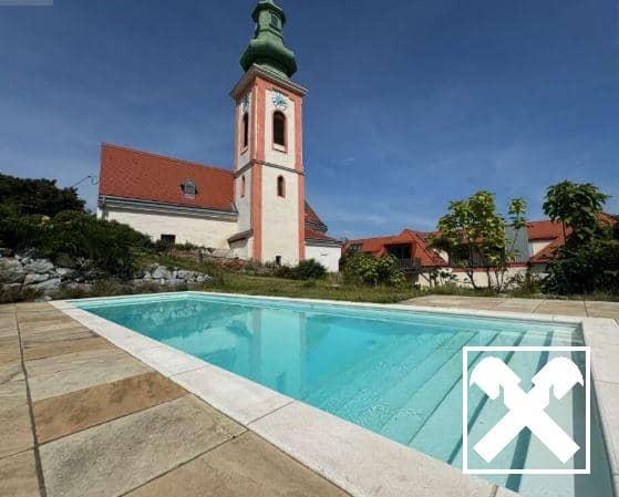 Revitalisierte Dachgeschosswohnung mit hoher Raumhöhe und Terrasse