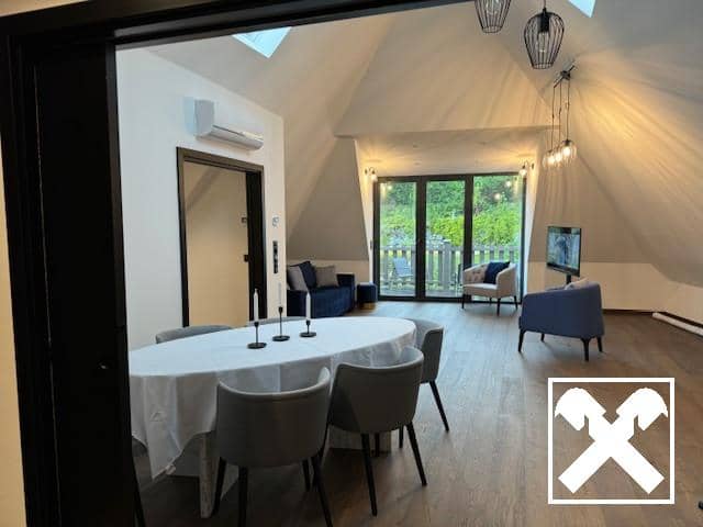 Revitalisierte Dachgeschosswohnung mit hoher Raumhöhe und Terrasse