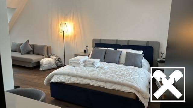 Revitalisierte Dachgeschosswohnung mit hoher Raumhöhe und Terrasse