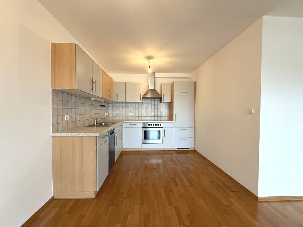 Bright Wohnung with balcony and carport