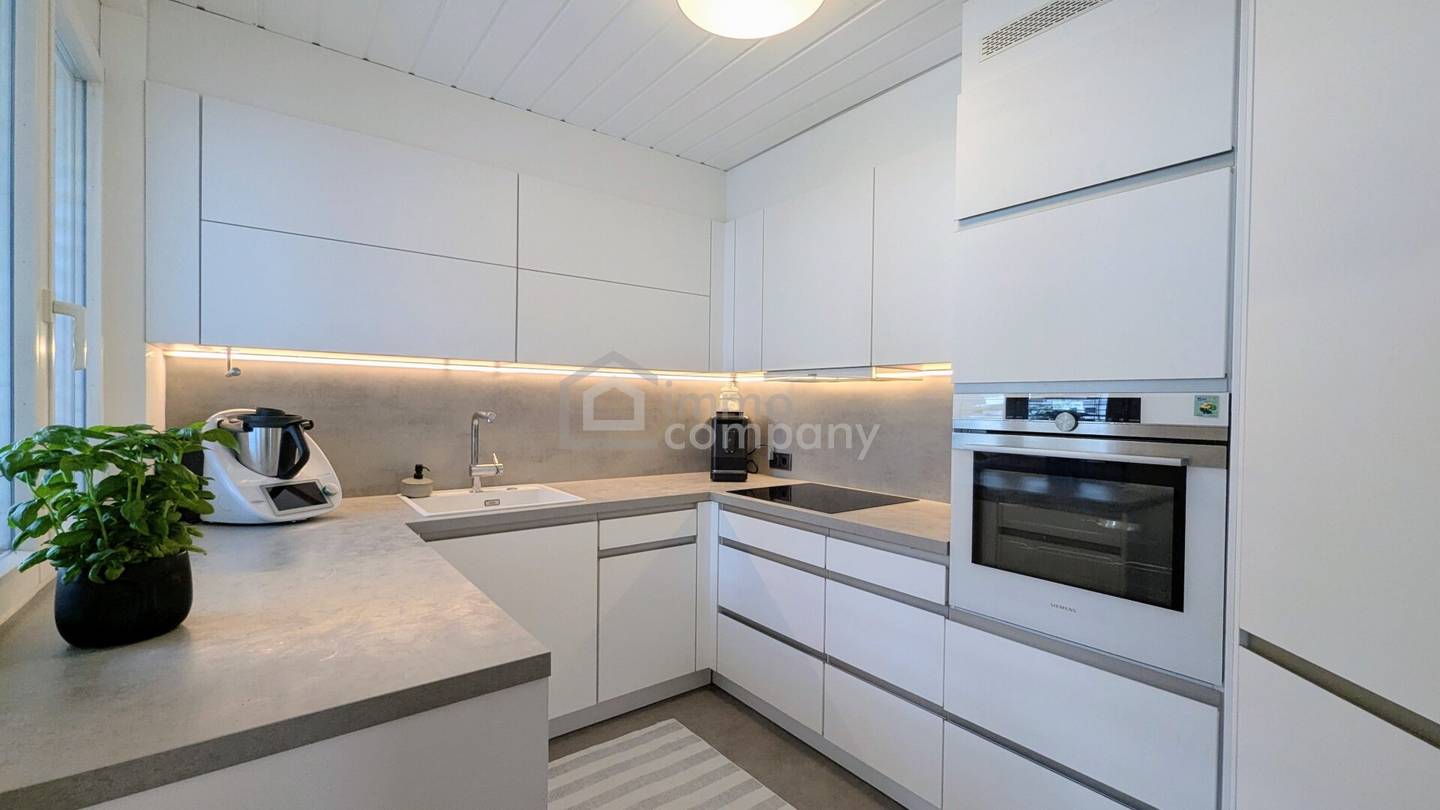 Hochwertig renovierte 4-Zimmer-Dachgeschosswohnung mit Berglick in Vandans | 88m² Wfl. | 1 Garagenstellplatz &amp; 1 Außenstellplatz | ruhige Sackgassenlage