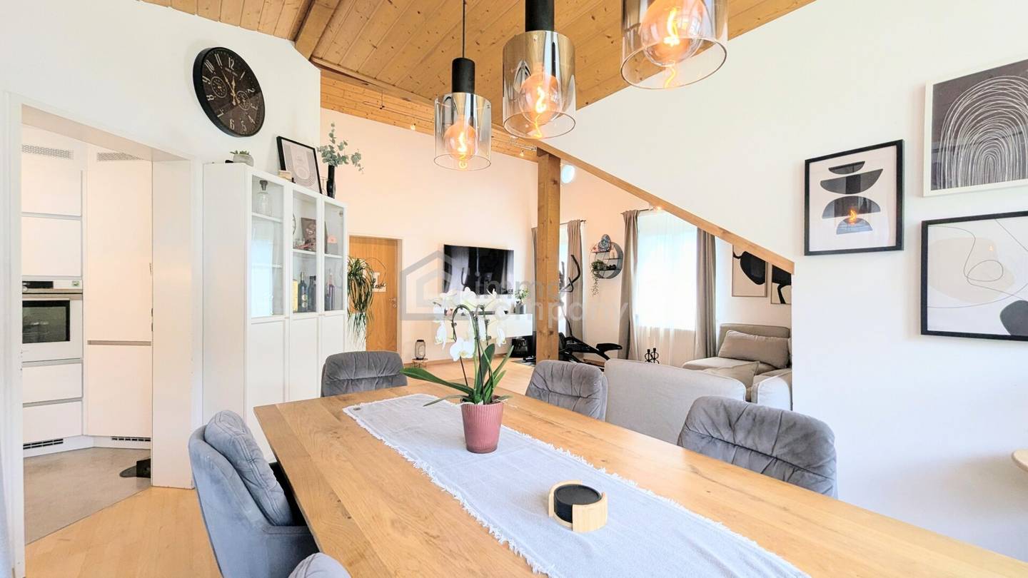Hochwertig renovierte 4-Zimmer-Dachgeschosswohnung mit Berglick in Vandans | 88m² Wfl. | 1 Garagenstellplatz &amp; 1 Außenstellplatz | ruhige Sackgassenlage
