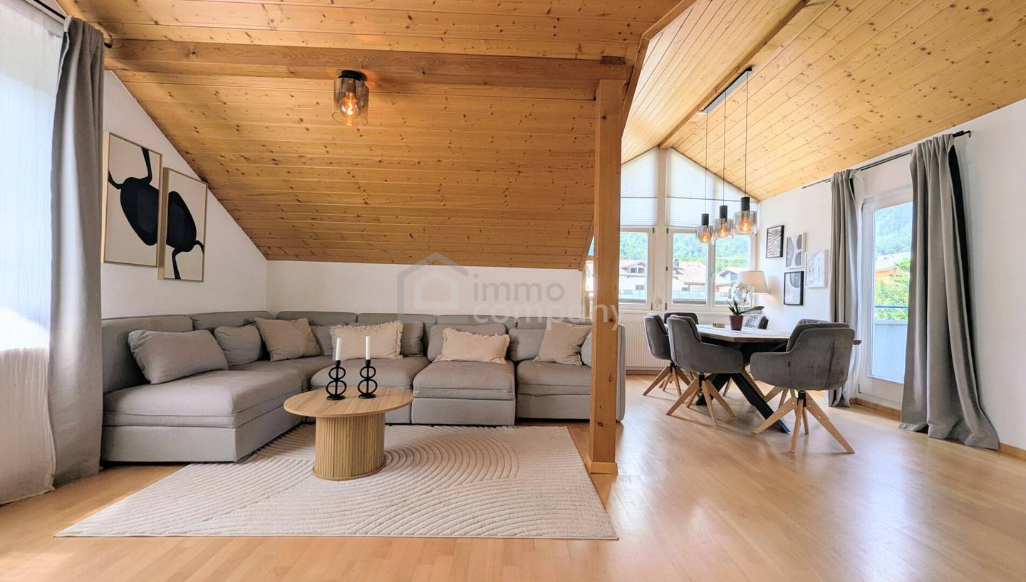 Hochwertig renovierte 4-Zimmer-Dachgeschosswohnung mit Berglick in Vandans | 88m² Wfl. | 1 Garagenstellplatz &amp; 1 Außenstellplatz | ruhige Sackgassenlage