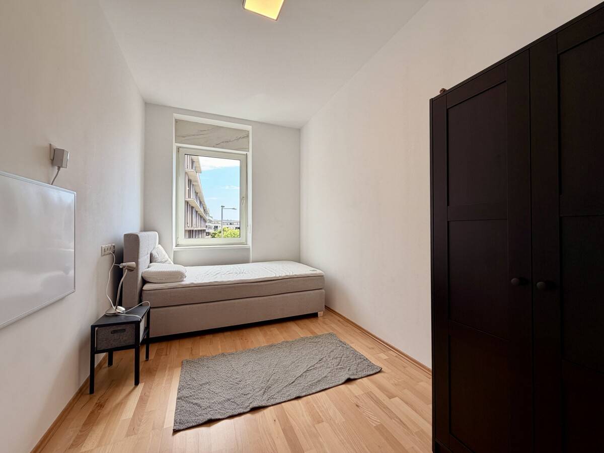 Recently renovated and shared flat friendly Wohnung with excellent transport links