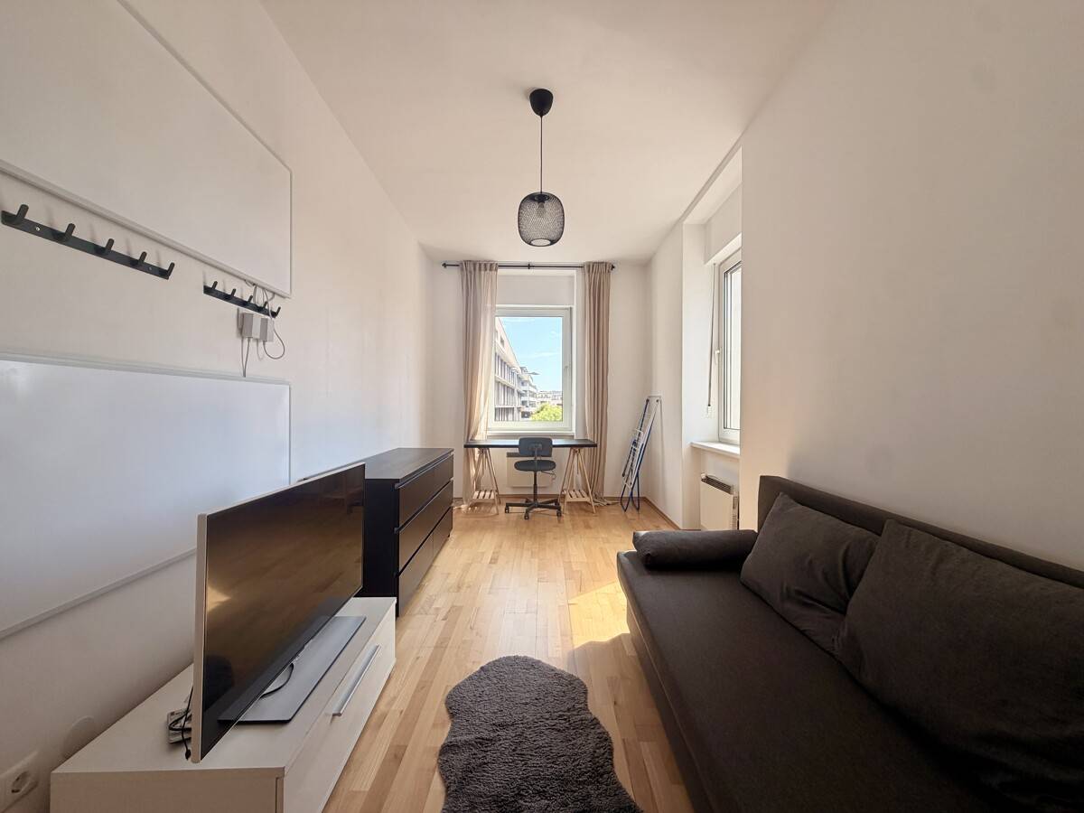 Recently renovated and shared flat friendly Wohnung with excellent transport links