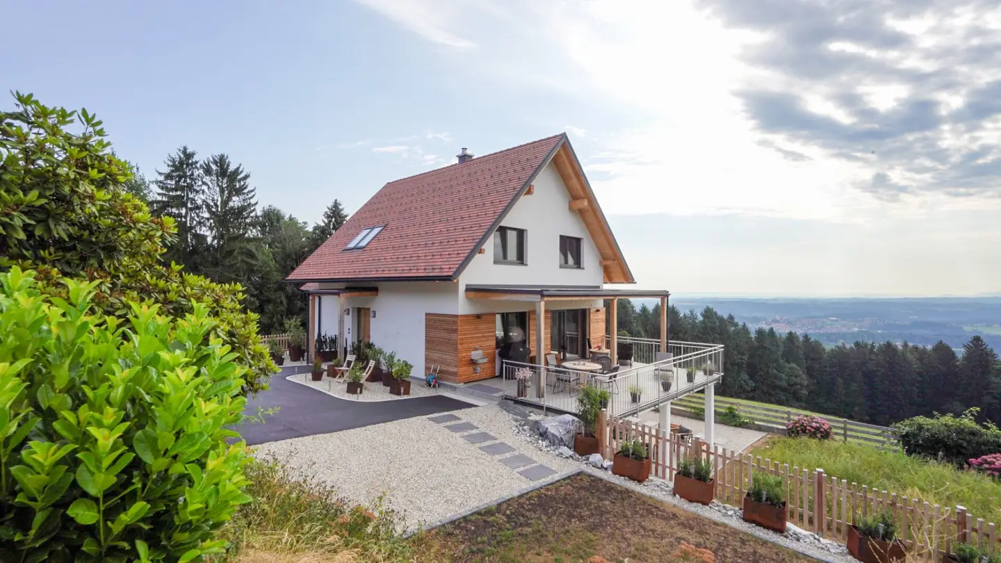 Exclusive residential ambience in idyllic green setting - single-family house with 3.600 m² plot - St. Stefan ob Stainz