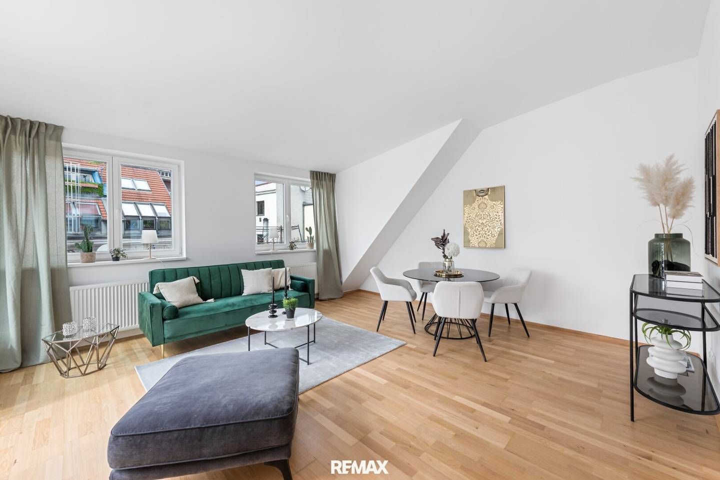 3.5 room attic apartment with terraces in prime location of the 9th district.