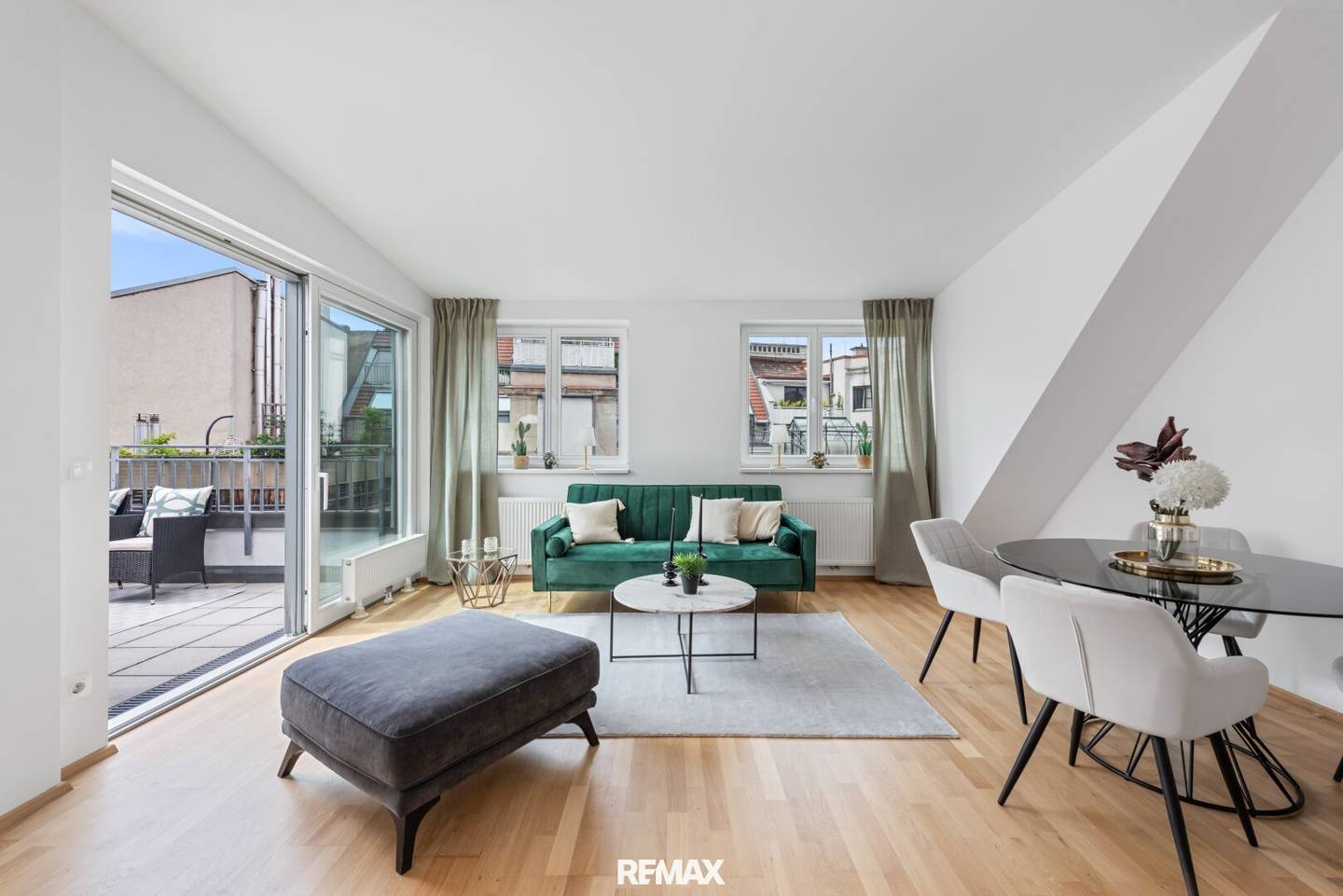 3.5 room attic apartment with terraces in prime location of the 9th district.