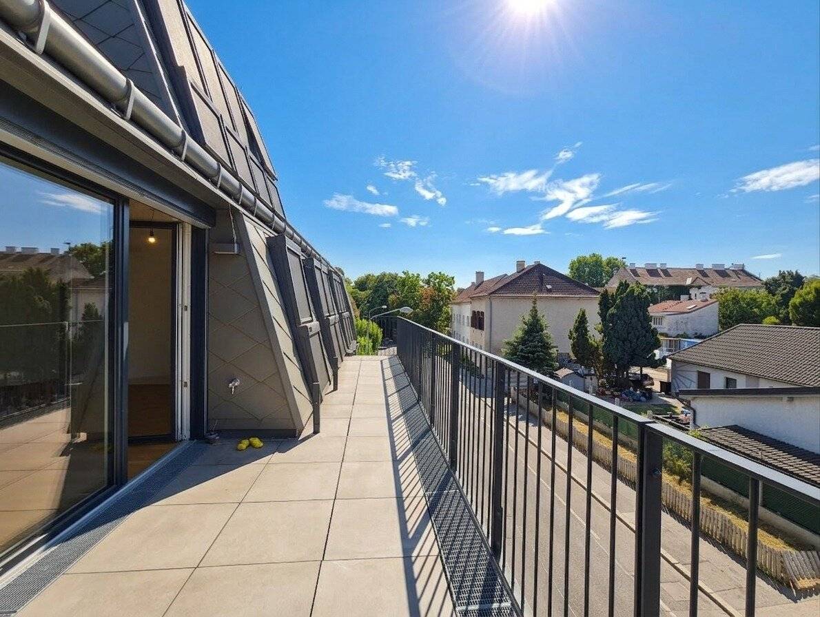 3-room attic apartment in quiet location with spacious terrace and air conditioning