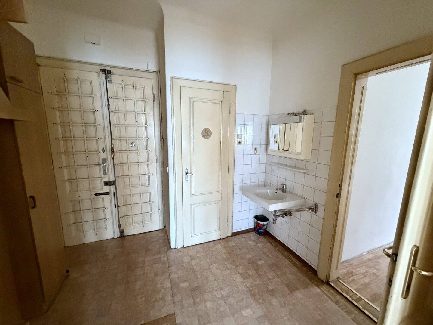 2-room period apartment Top location near Westbahnhof &amp; Mariahilfer Straße