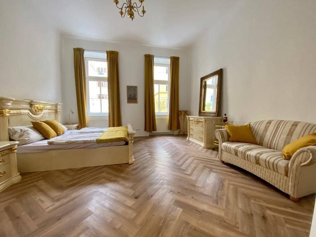 Renovated 1-room period apartment near Schlosspark Schönbrunn, quiet side street, high period rooms