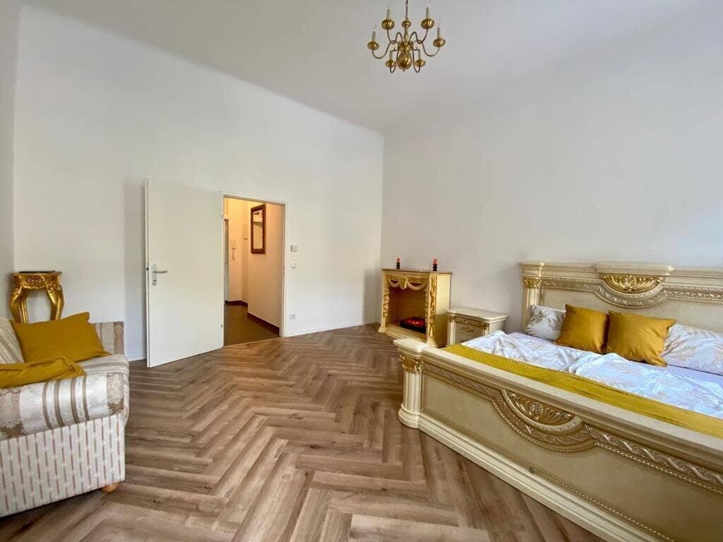 Renovated 1-room period apartment near Schlosspark Schönbrunn, quiet side street, high period rooms