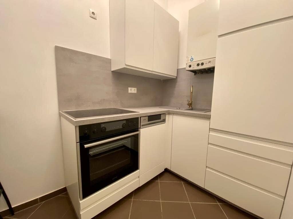 Renovated 1-room period apartment near Schlosspark Schönbrunn, quiet side street, high period rooms