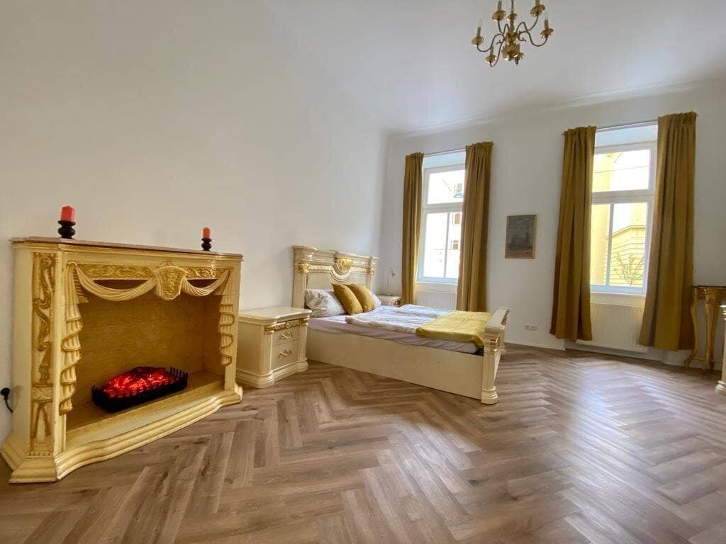 Renovated 1-room period apartment near Schlosspark Schönbrunn, quiet side street, high period rooms