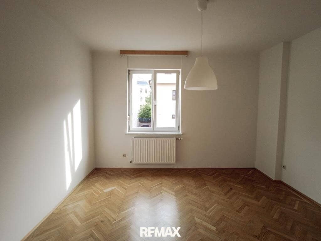 Living at Kreuzbergl – spacious 5-room apartment in prime location