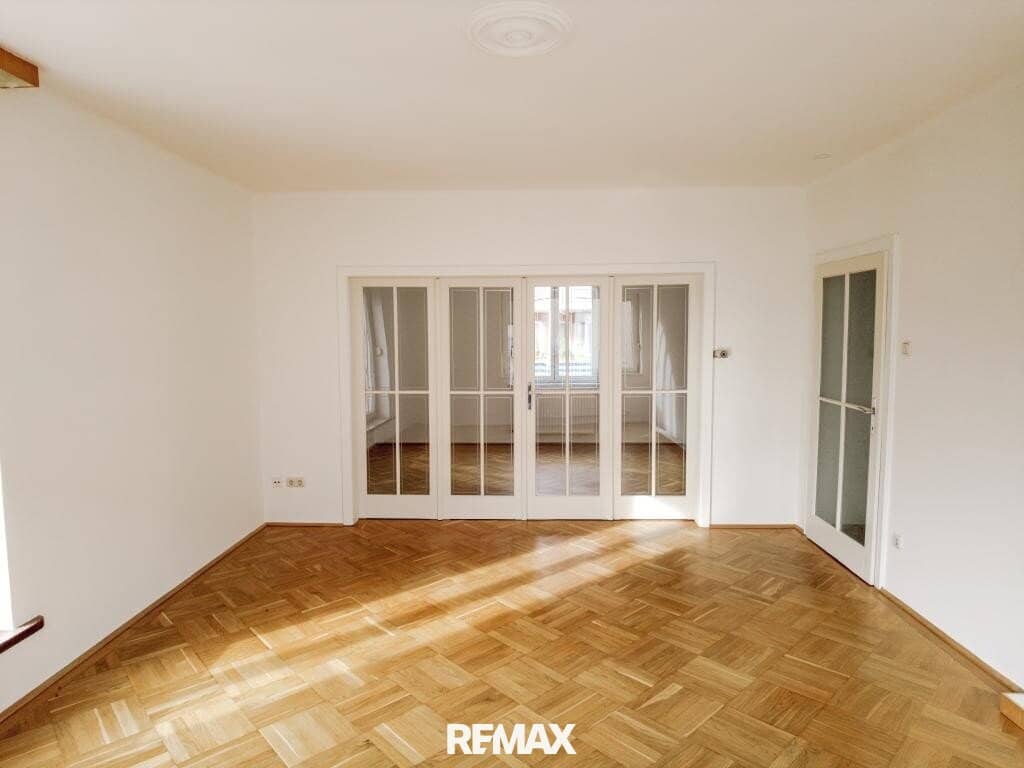 Living at Kreuzbergl – spacious 5-room apartment in prime location