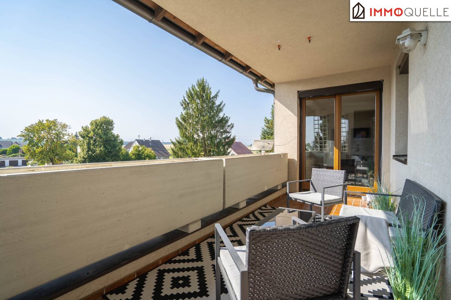 Sunny living with green view - Light-filled three-room apartment with sunny south loggia, green view and cozy layout in Piberbach