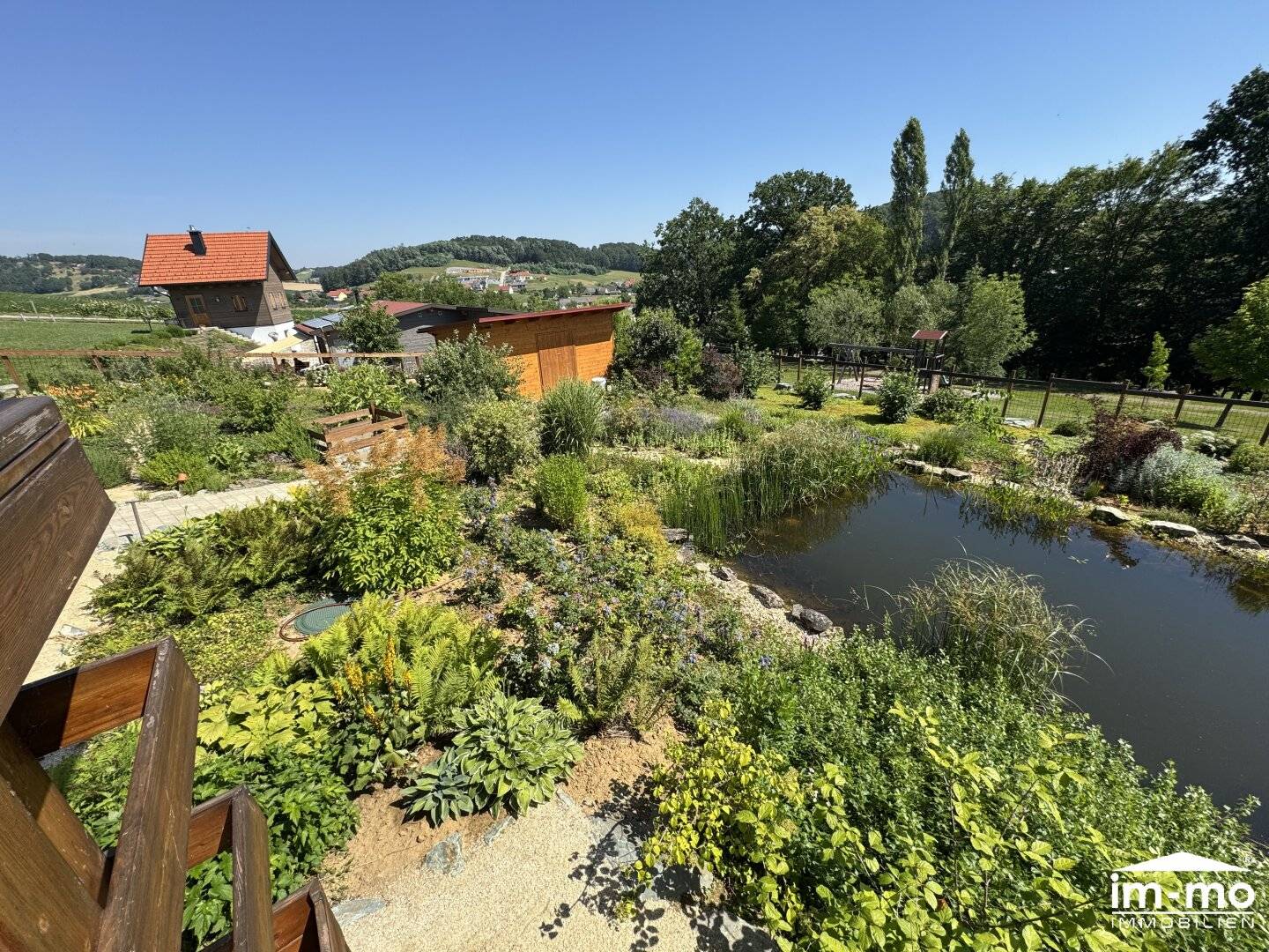 DIE NATUR ERLEBEN - NEUWERTIGER BUNGALOW, GARTEN MIT SCHWIMMTEICH, CARPORT - RUHELAGE