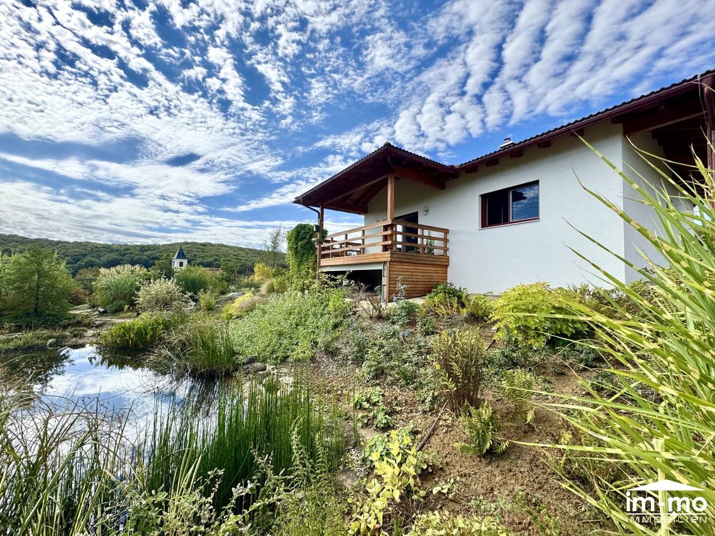 EXPERIENCE NATURE - NEARLY NEW BUNGALOW, GARDEN WITH SWIMMING POND, CARPORT - QUIET LOCATION