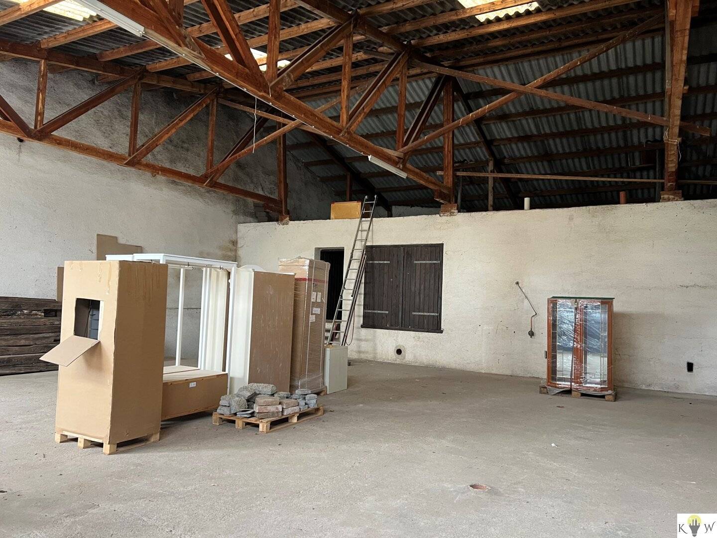Warehouse with 2 large drive-in gates for rent