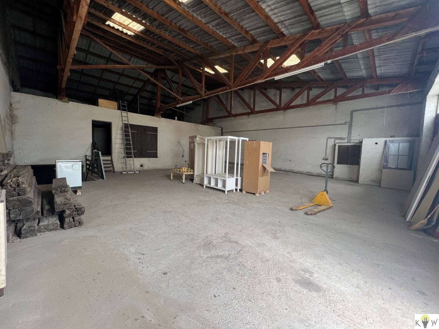 Warehouse with 2 large drive-in gates for rent