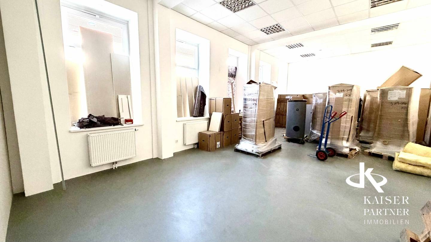Modern practice and office space with large glass front on Rennweg, top renovated commercial space