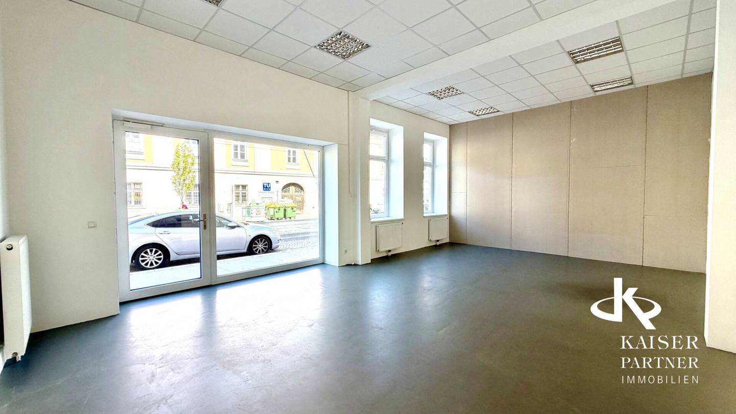 Modern practice and office space with large glass front on Rennweg, top renovated commercial space