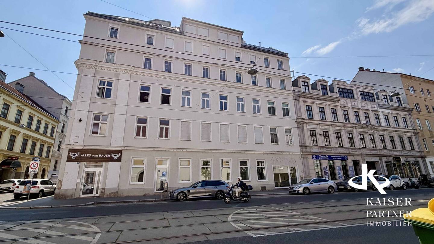 Modern practice and office space with large glass front on Rennweg, top renovated commercial space