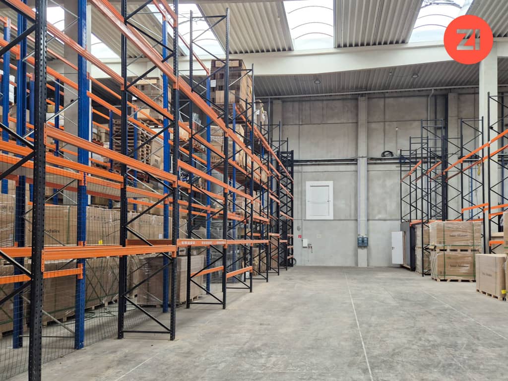 Flexible commercial space with high ceiling Wohnung