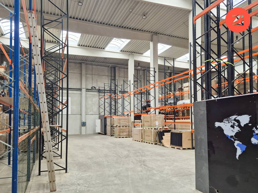 Flexible commercial space with high ceiling Wohnung