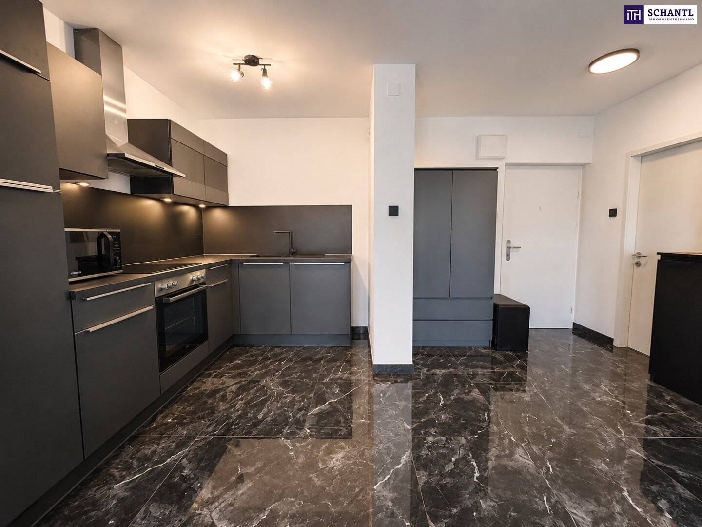 Attention investors! Completely renovated studio apartment only a few minutes' walk from the U3 – Immediately rentable!