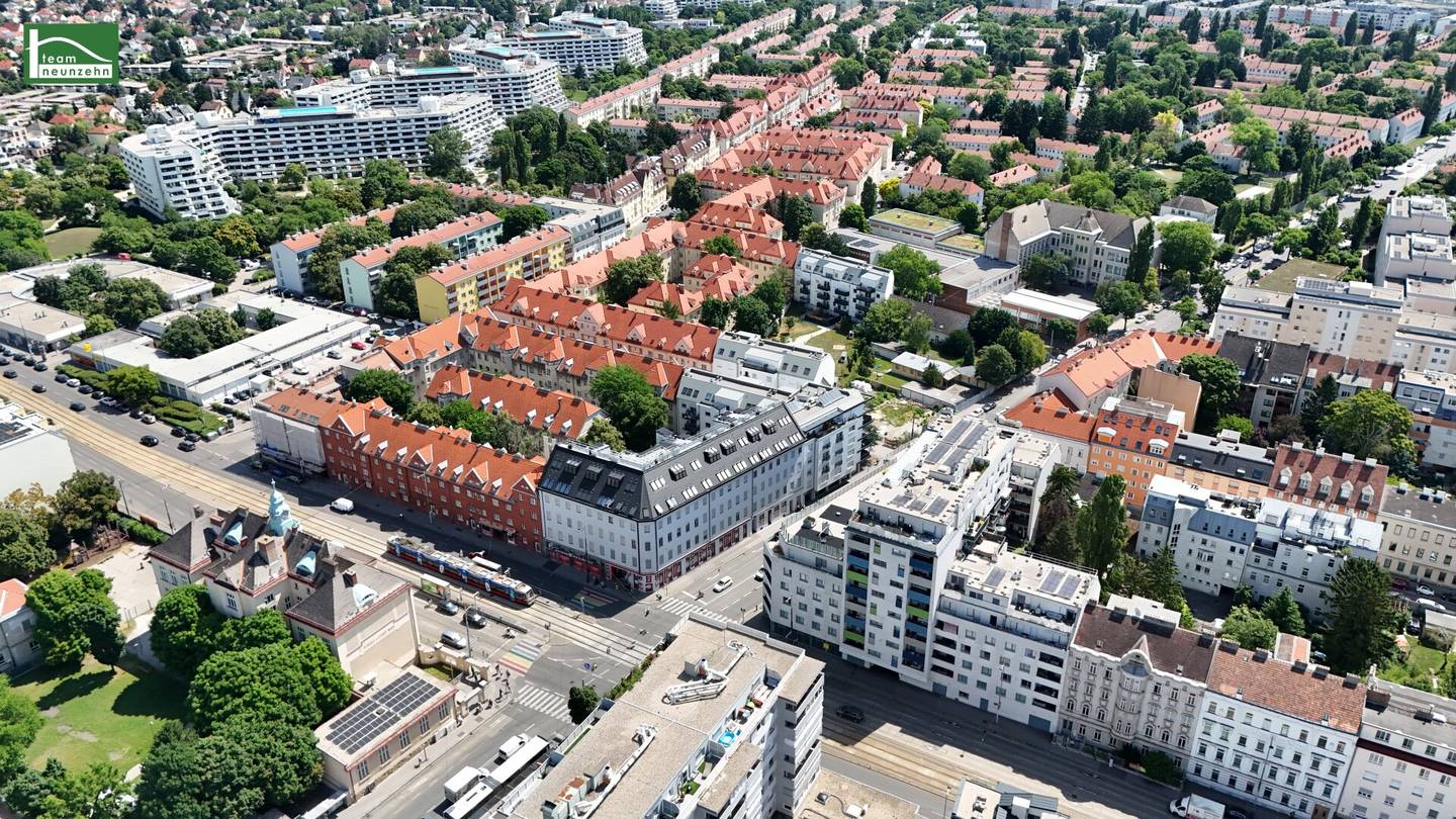 Spacious commercial space with approx. 592 m² in a frequented location – Brünner Straße 1210 Vienna