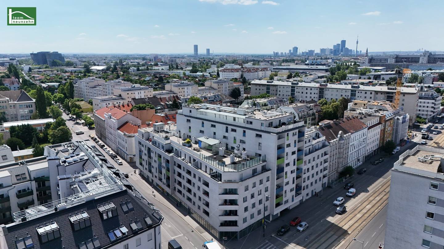 Spacious commercial space with approx. 592 m² in a frequented location – Brünner Straße 1210 Vienna