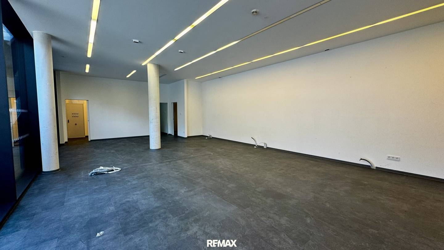 Versatile commercial premises with large display area in the heart of Kaltenbach