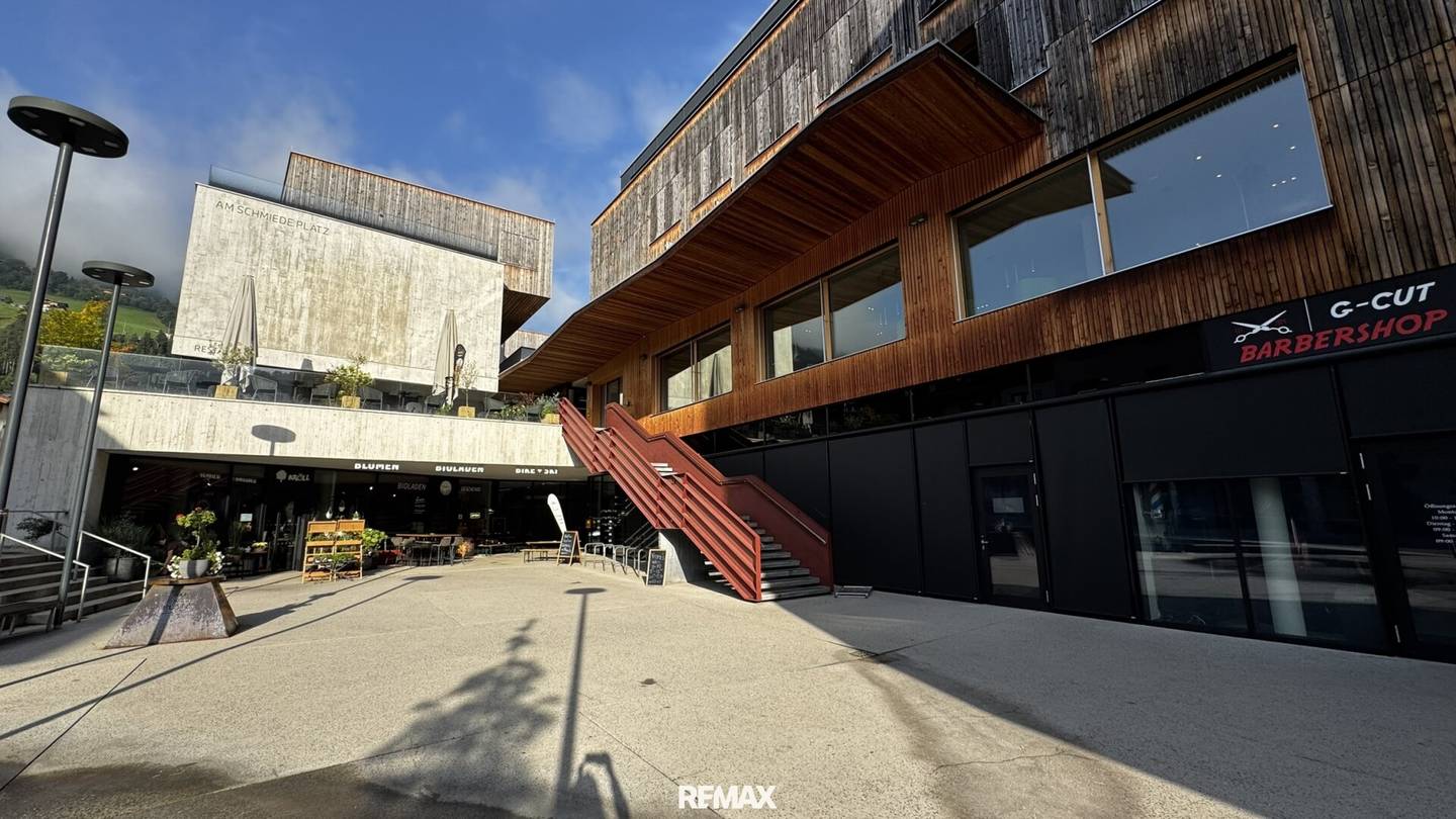 Versatile commercial premises with large display area in the heart of Kaltenbach