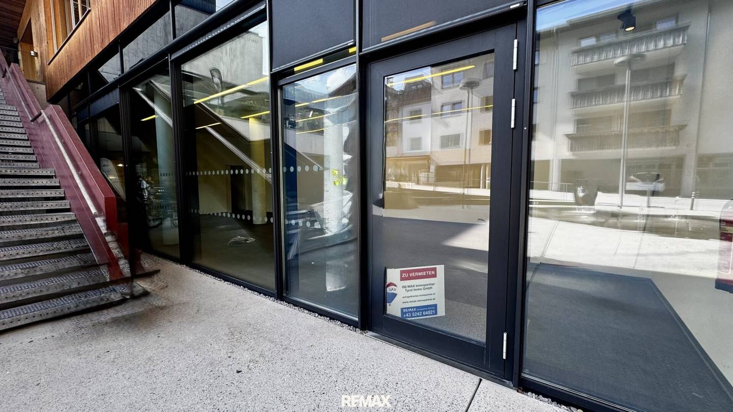 Versatile commercial premises with large display area in the heart of Kaltenbach