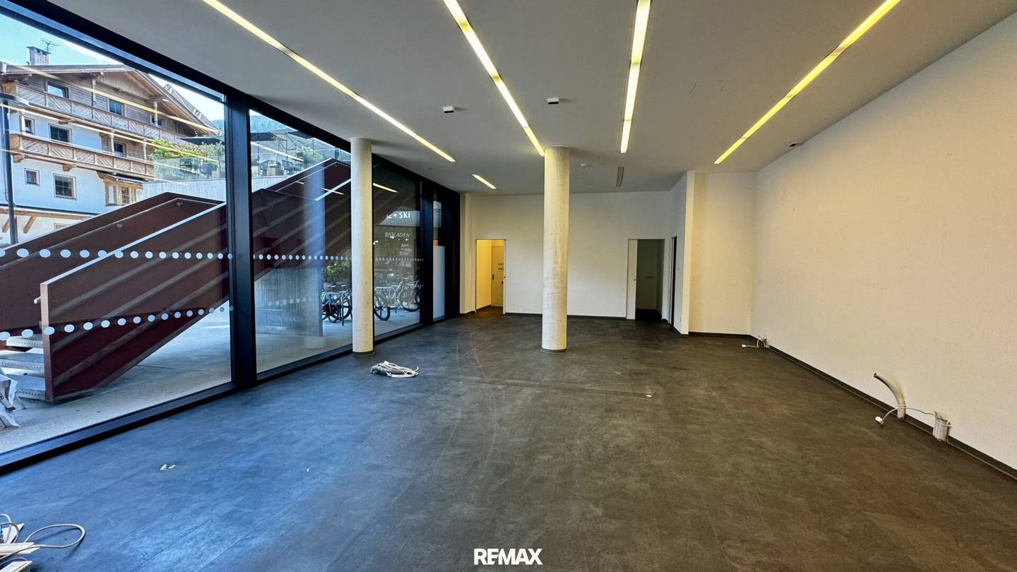 Versatile commercial premises with large display area in the heart of Kaltenbach
