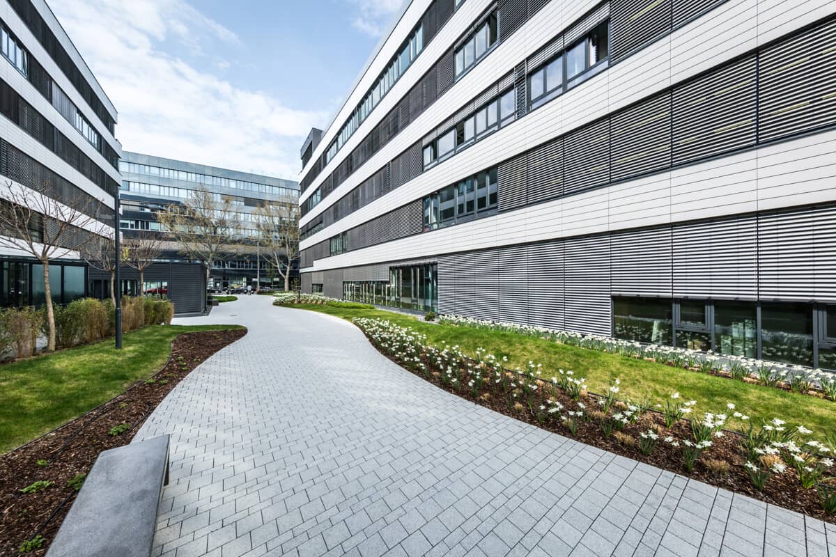 Loft apartment in Euro Plaza with rooftop terrace and campus feel