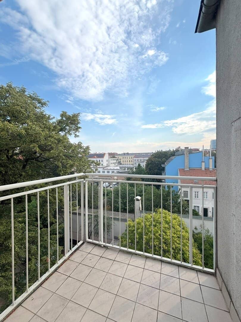 Fully furnished studio apartment with balcony for rent