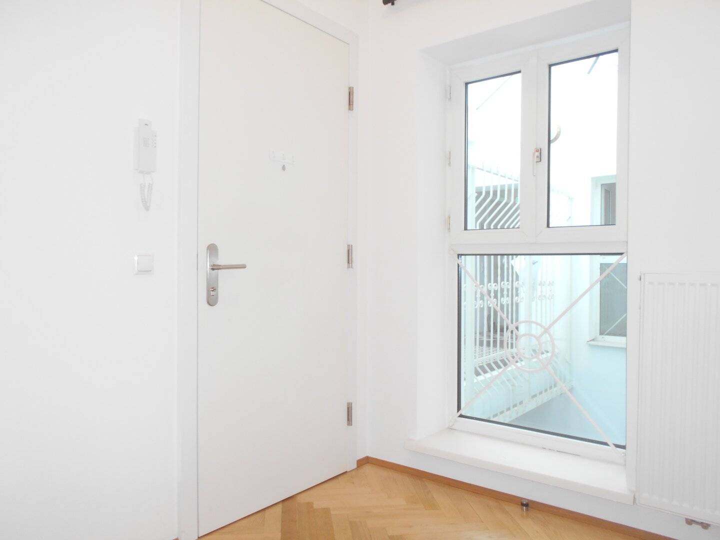 Charming, spacious 2-room apartment in classic old building near Dietrichsteinplatz
