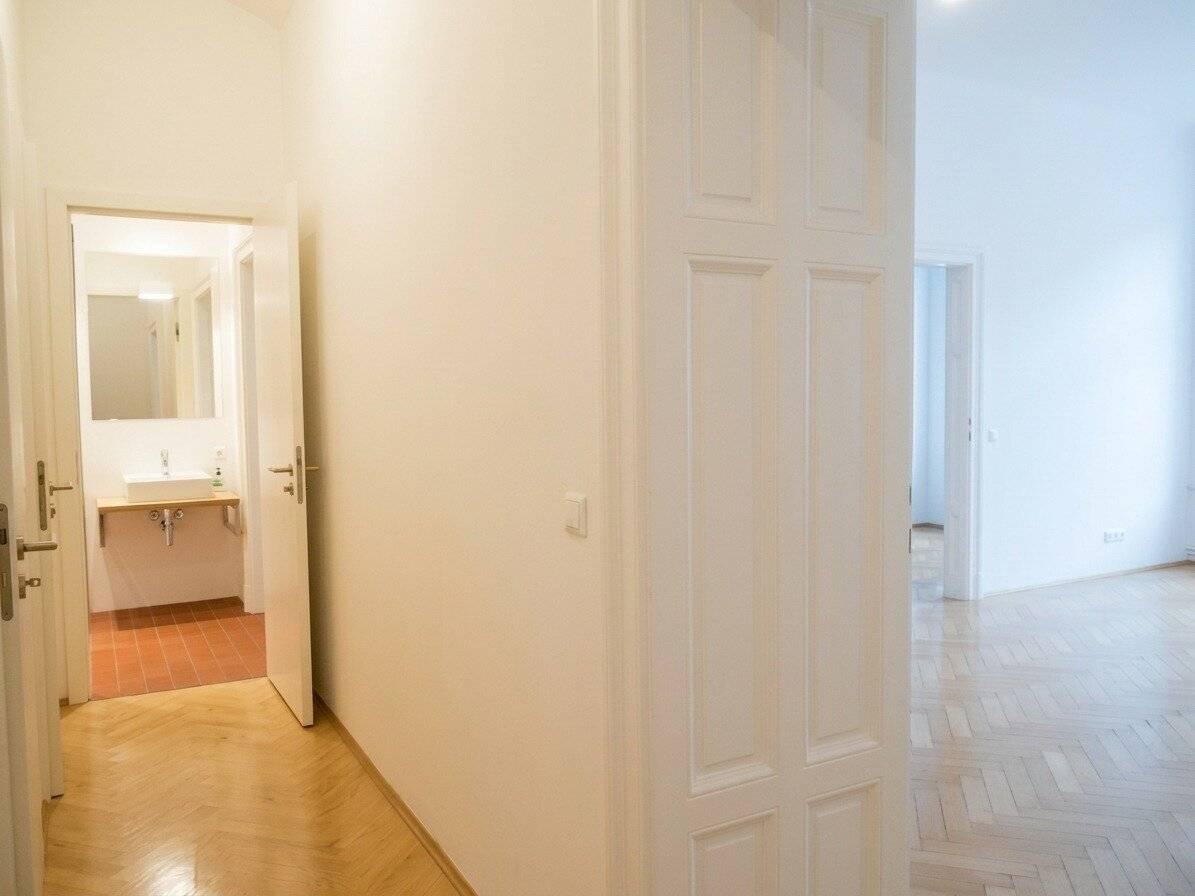 Charming, spacious 2-room apartment in classic old building near Dietrichsteinplatz