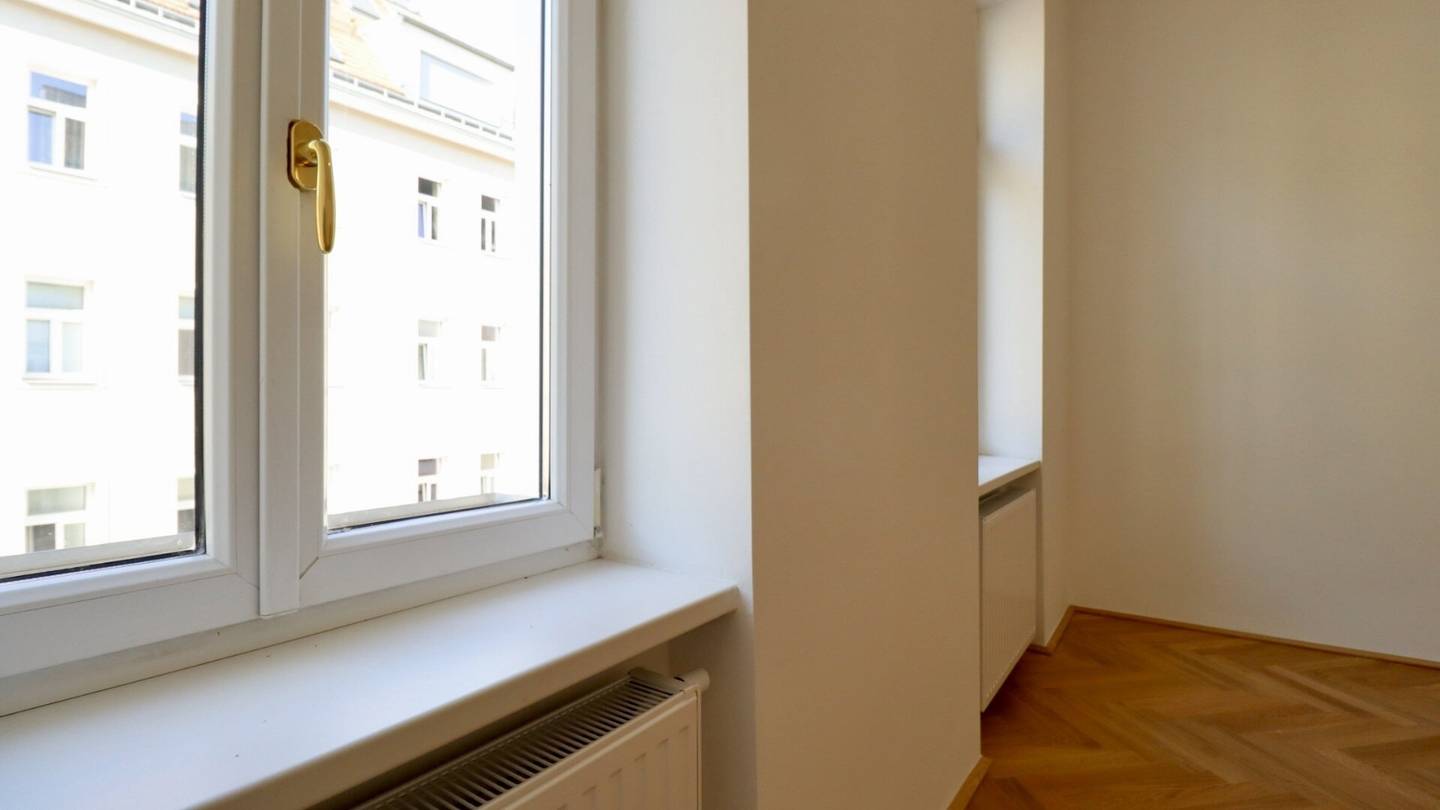 Perfect period apartment for singles and couples - top renovated first occupancy
