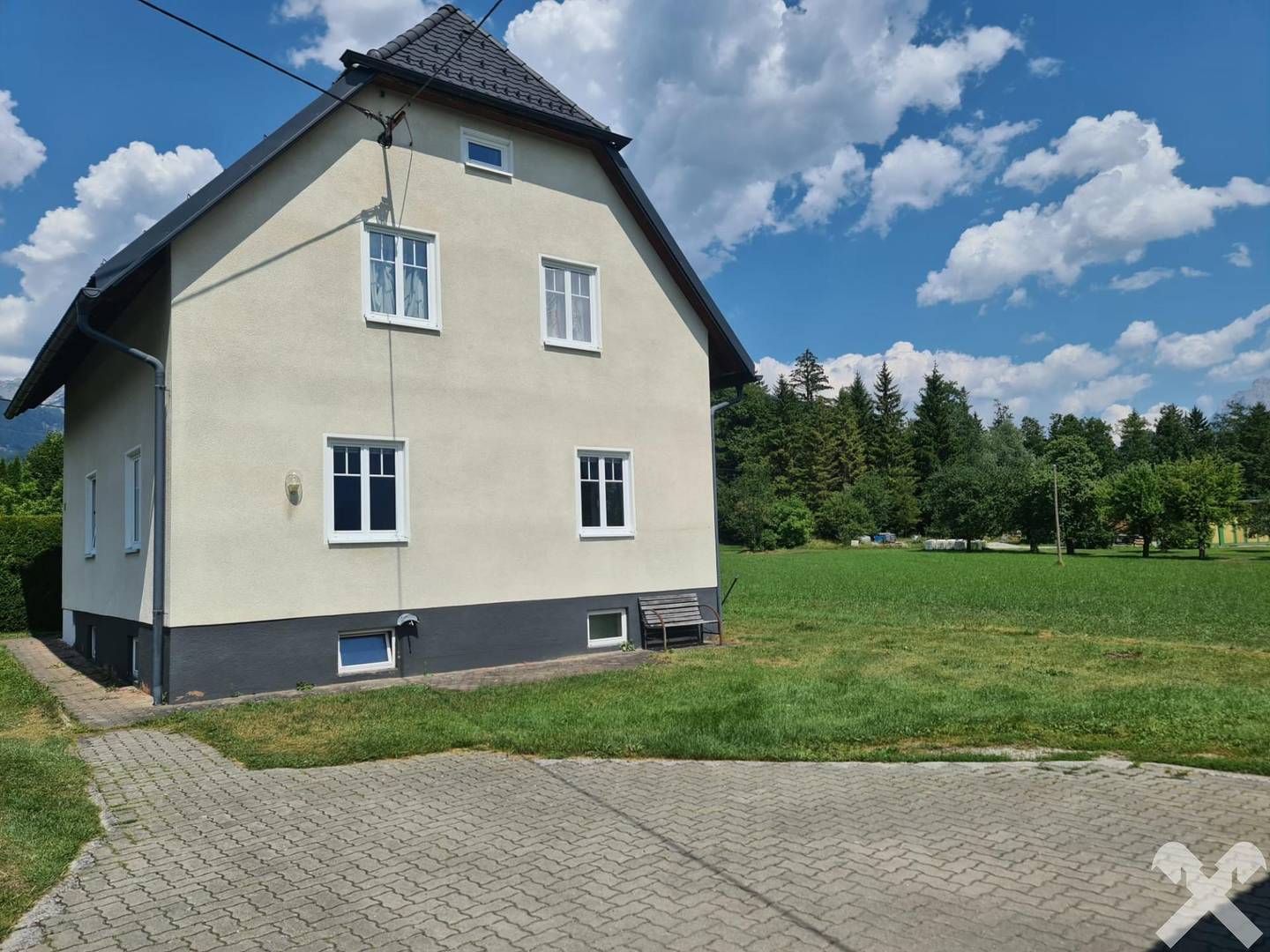 Well renovated apartment in a nature setting