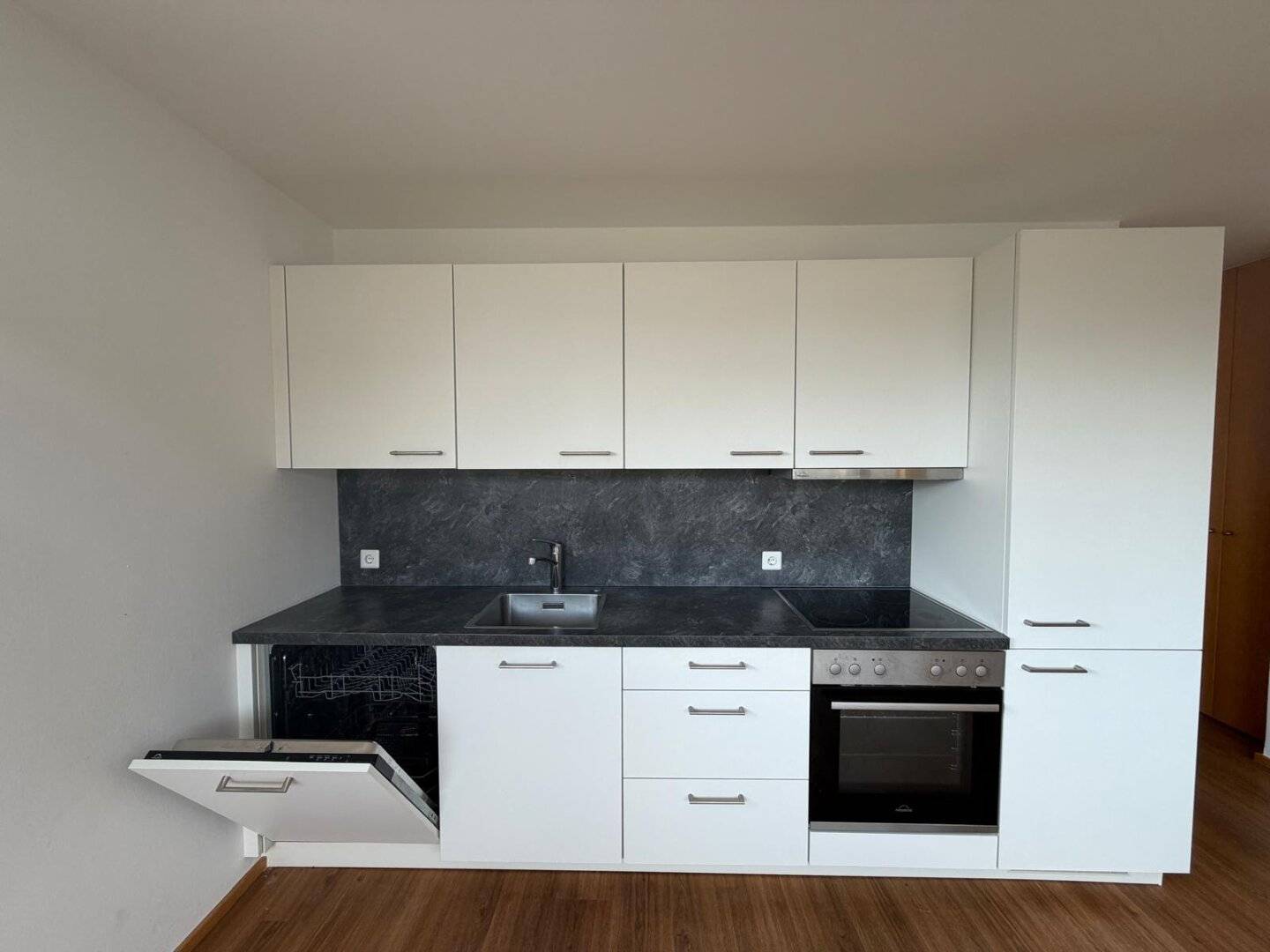 Charming 2-room apartment with loggia, fitted kitchen &amp; parking