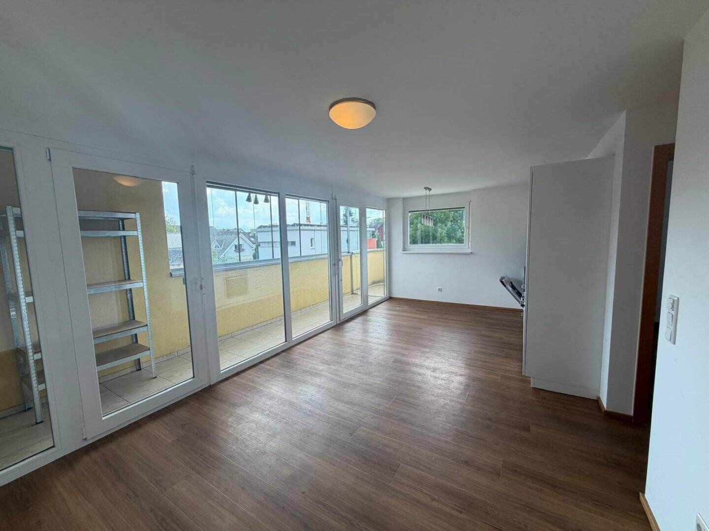 Charming 2-room apartment with loggia, fitted kitchen &amp; parking