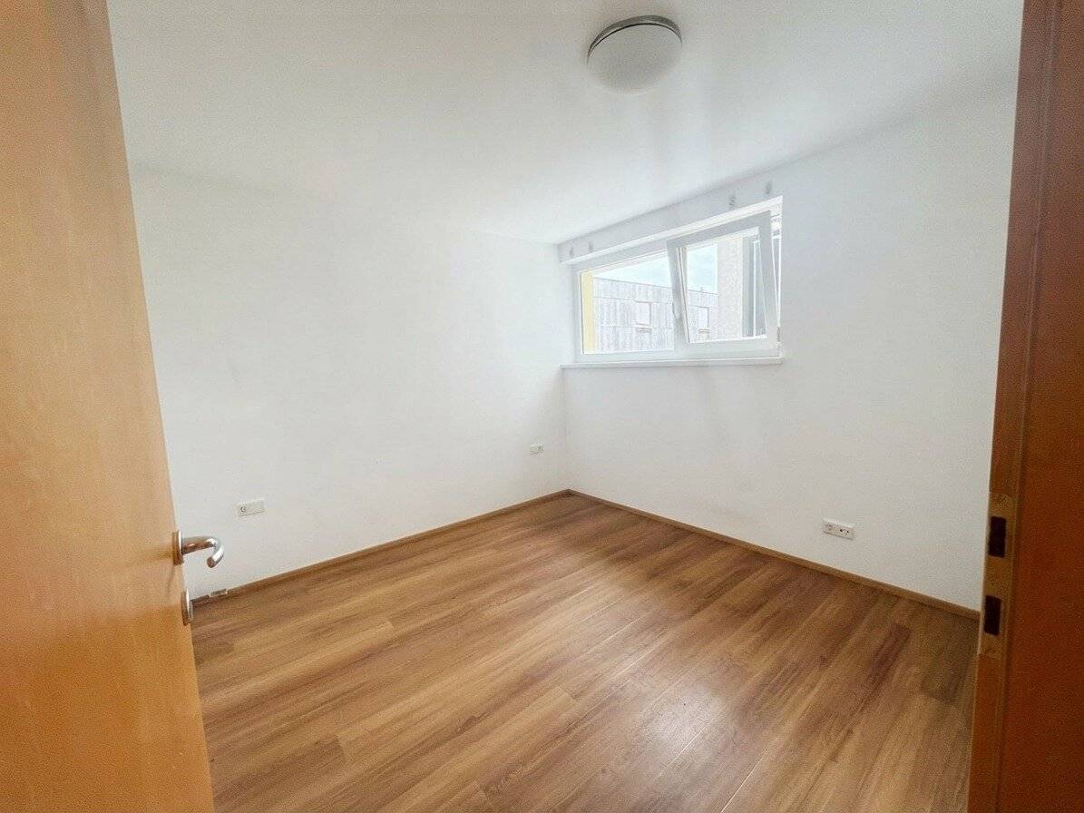Charming 2-room apartment with loggia, fitted kitchen &amp; parking